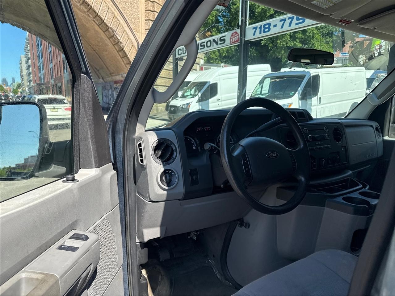 Ford Econoline Wagon E-350 Super Duty Ext XLT 2014