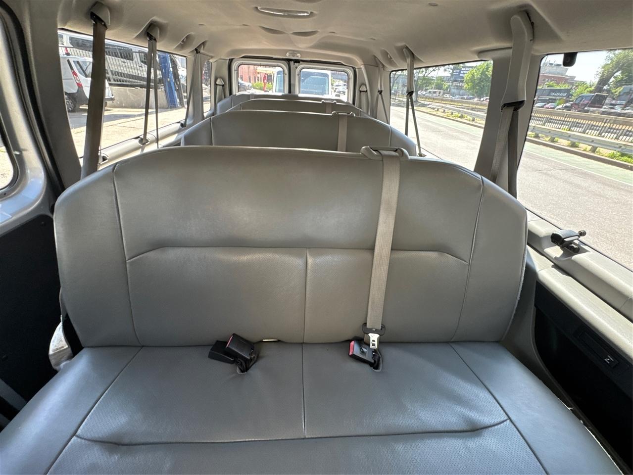 Ford Econoline Wagon E-350 Super Duty Ext XLT 2009