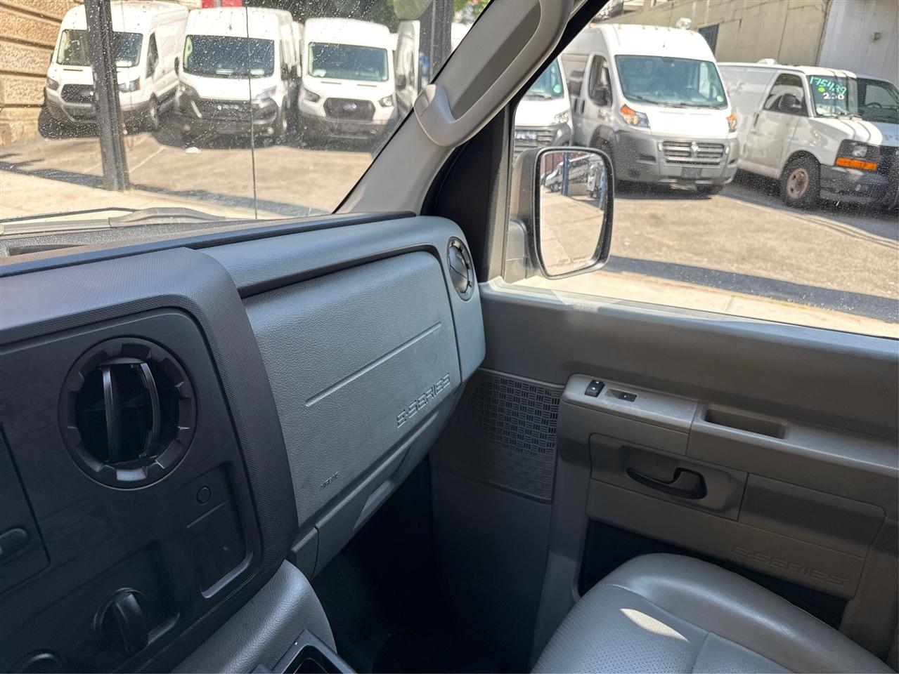 Ford Econoline Wagon E-350 Super Duty Ext XLT 2009