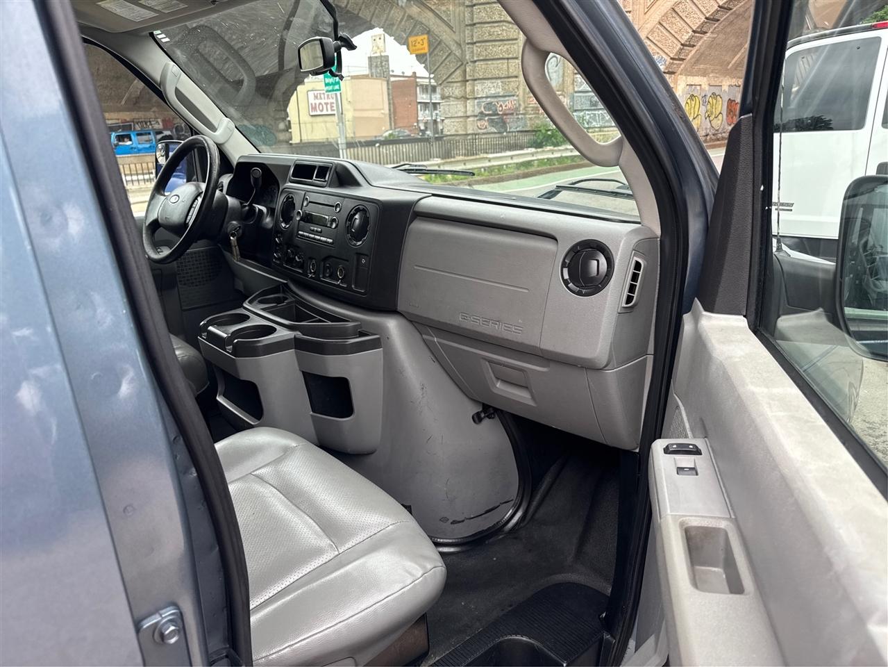 Ford Econoline Wagon E-350 Super Duty Ext XLT 2014