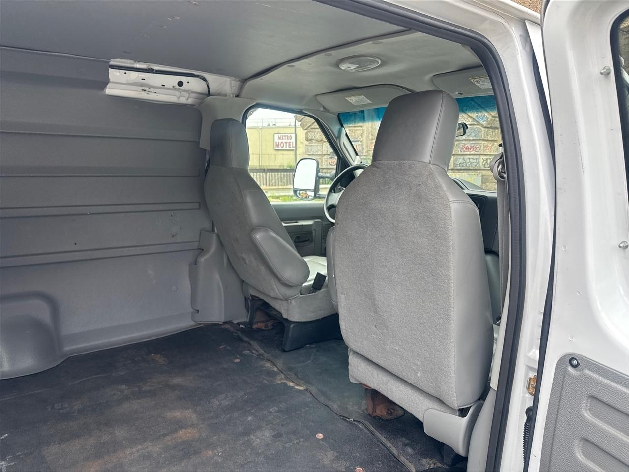 Ford Econoline Cargo Van E-150 2009