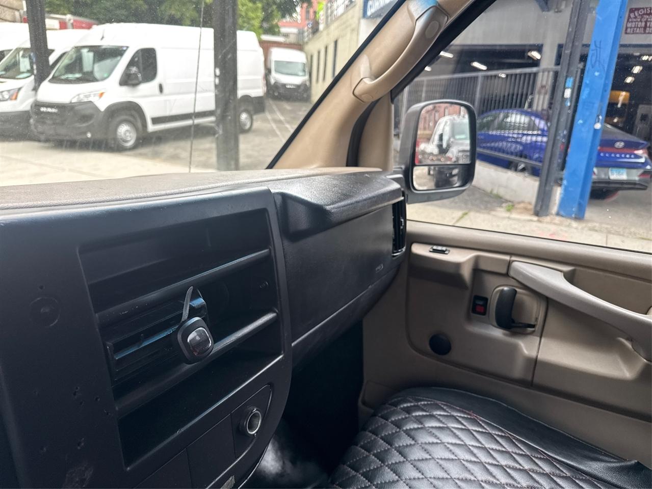 Chevrolet Express Cargo Van RWD 2500 135" 2011