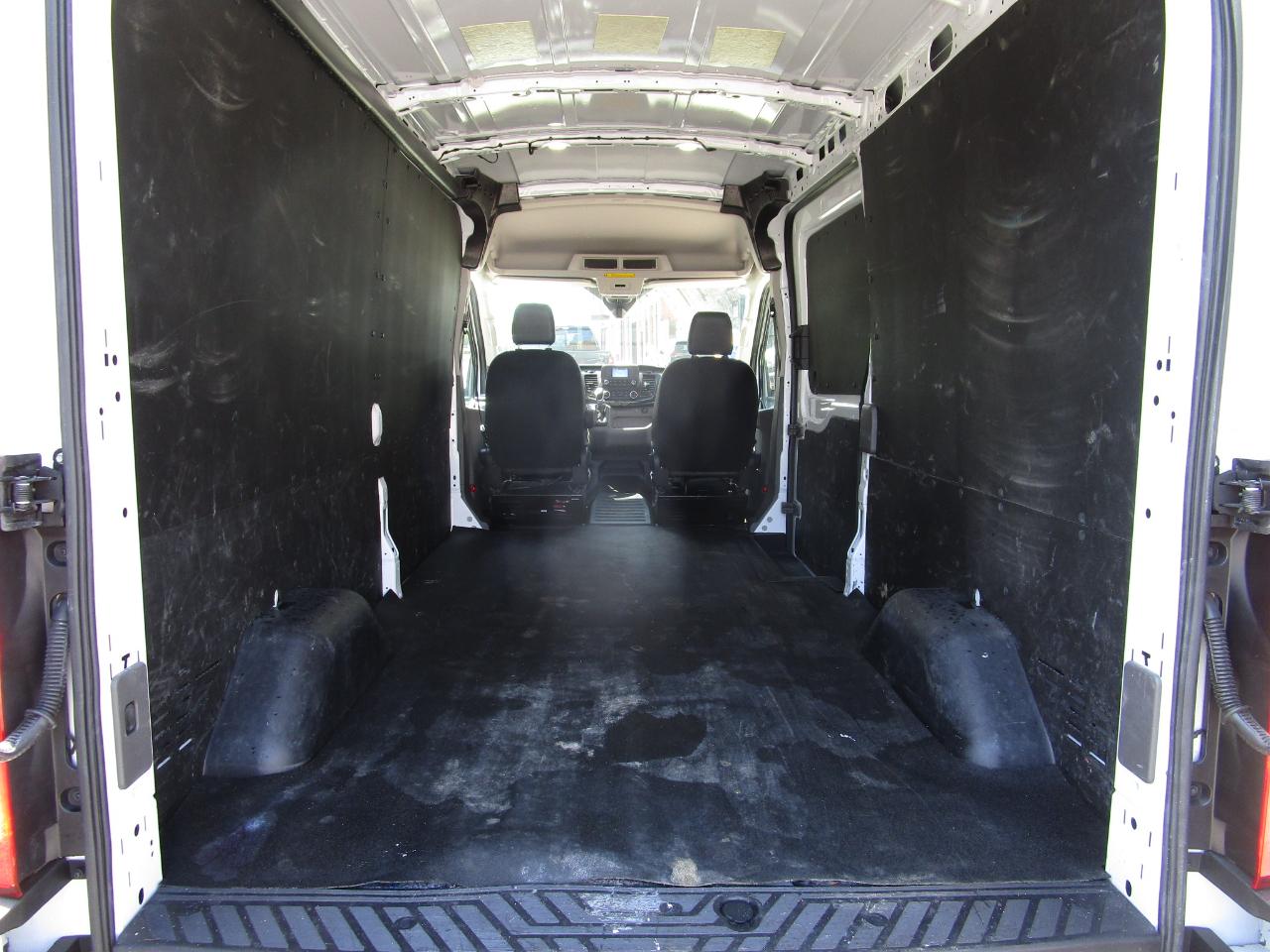 Ford Transit Cargo Van T-250 148" Med Rf 9070 GVWR RWD 2024