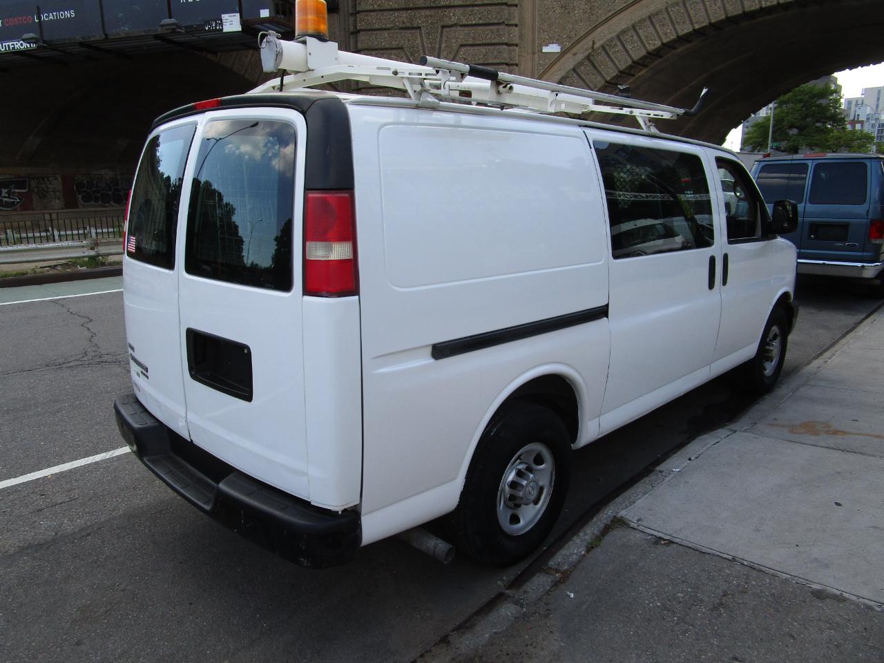 Chevrolet Express Cargo Van RWD 2500 135" 2011