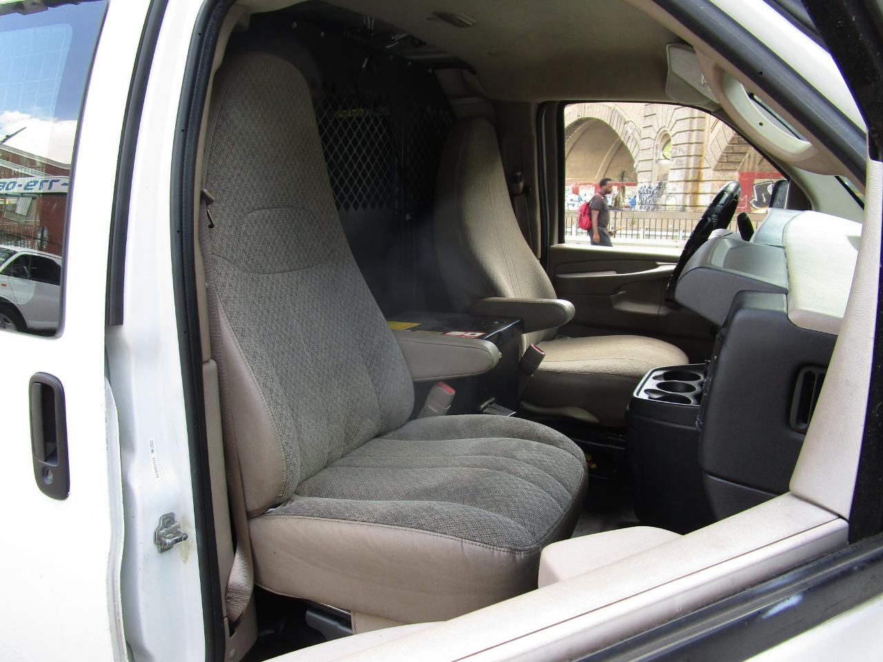 Chevrolet Express Cargo Van RWD 2500 135" 2011