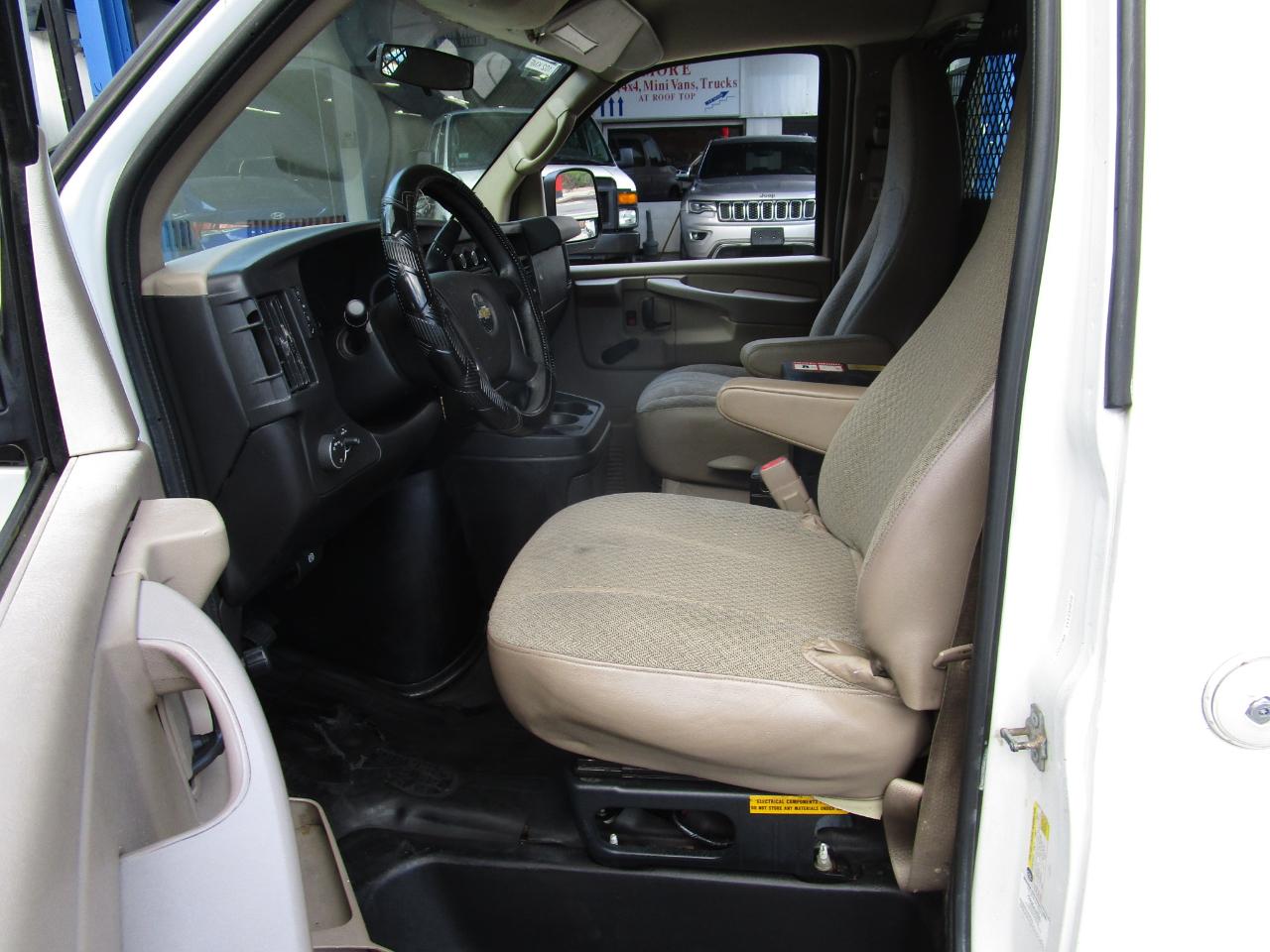 Chevrolet Express Cargo Van RWD 2500 135" 2011