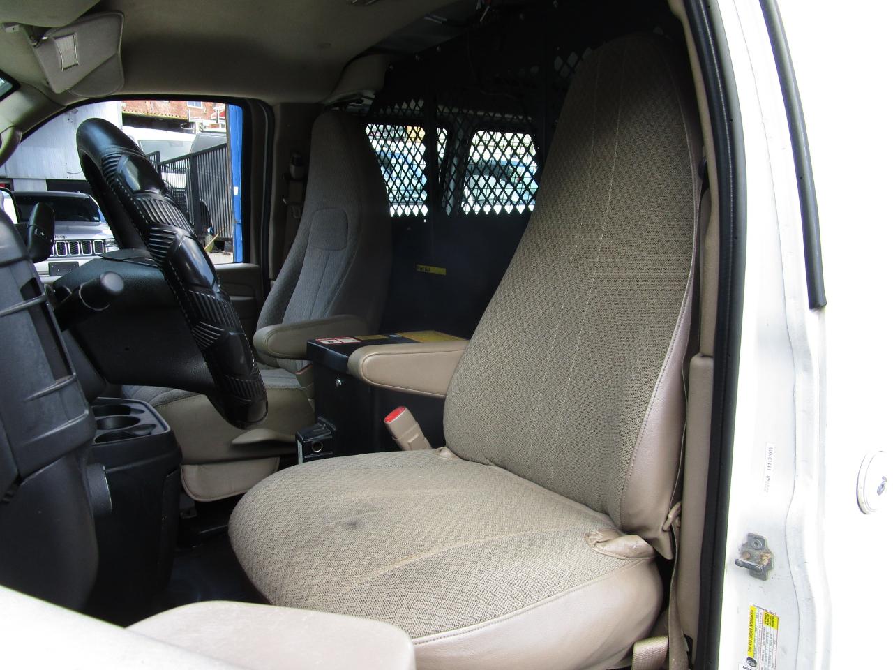 Chevrolet Express Cargo Van RWD 2500 135" 2011