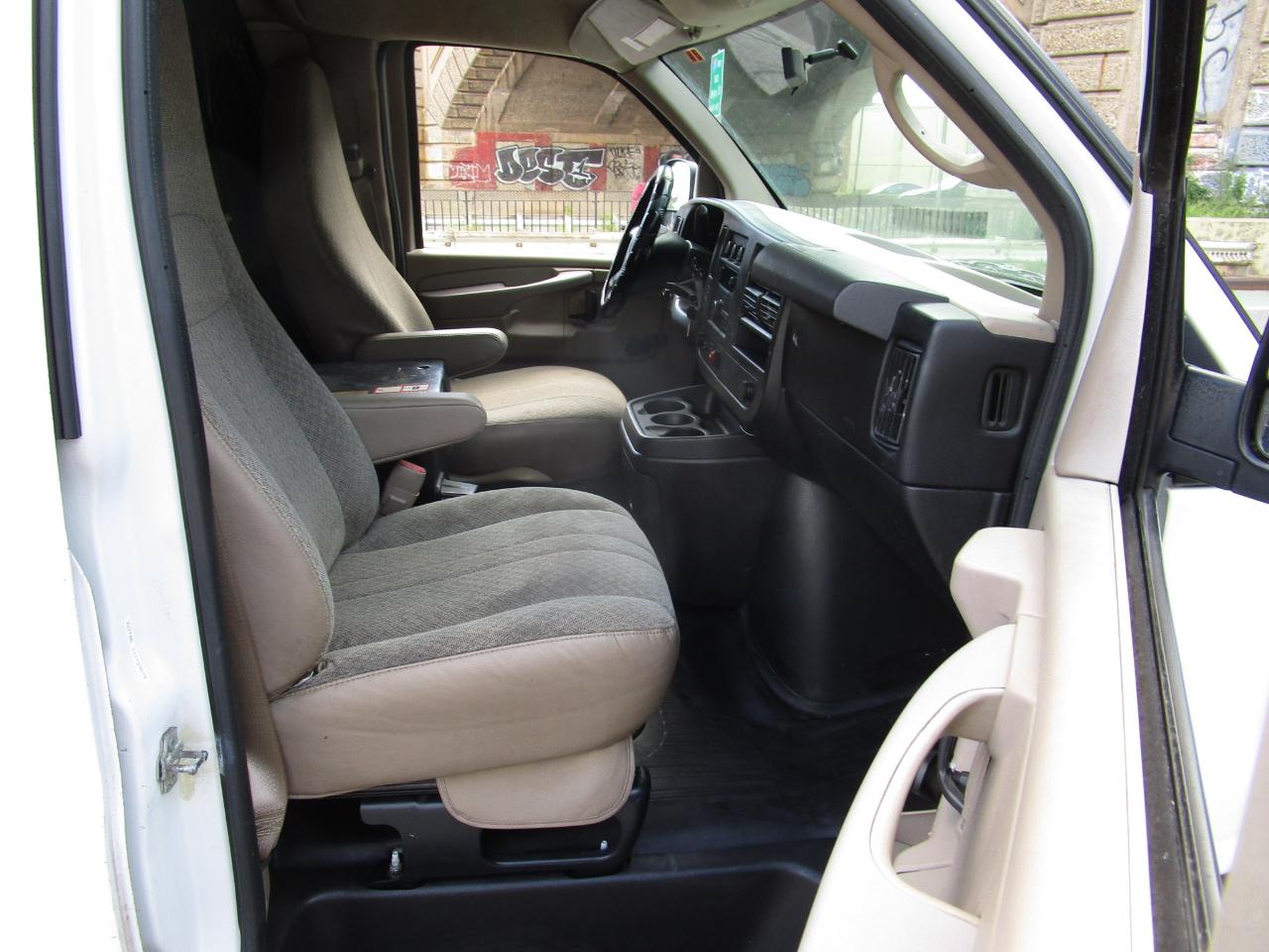 Chevrolet Express Cargo Van RWD 2500 135" 2011
