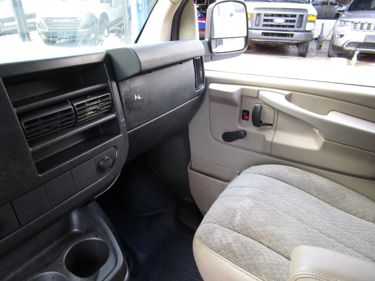 Chevrolet Express Cargo Van RWD 2500 135" 2011