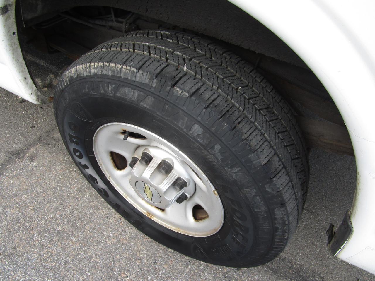 Chevrolet Express Cargo Van RWD 2500 135" 2011