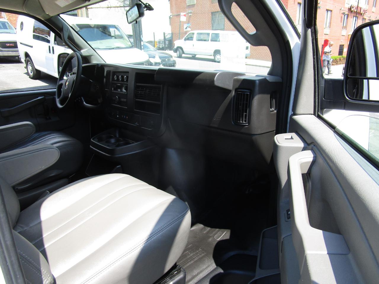 Chevrolet Express Cargo Van RWD 3500 155" 2025