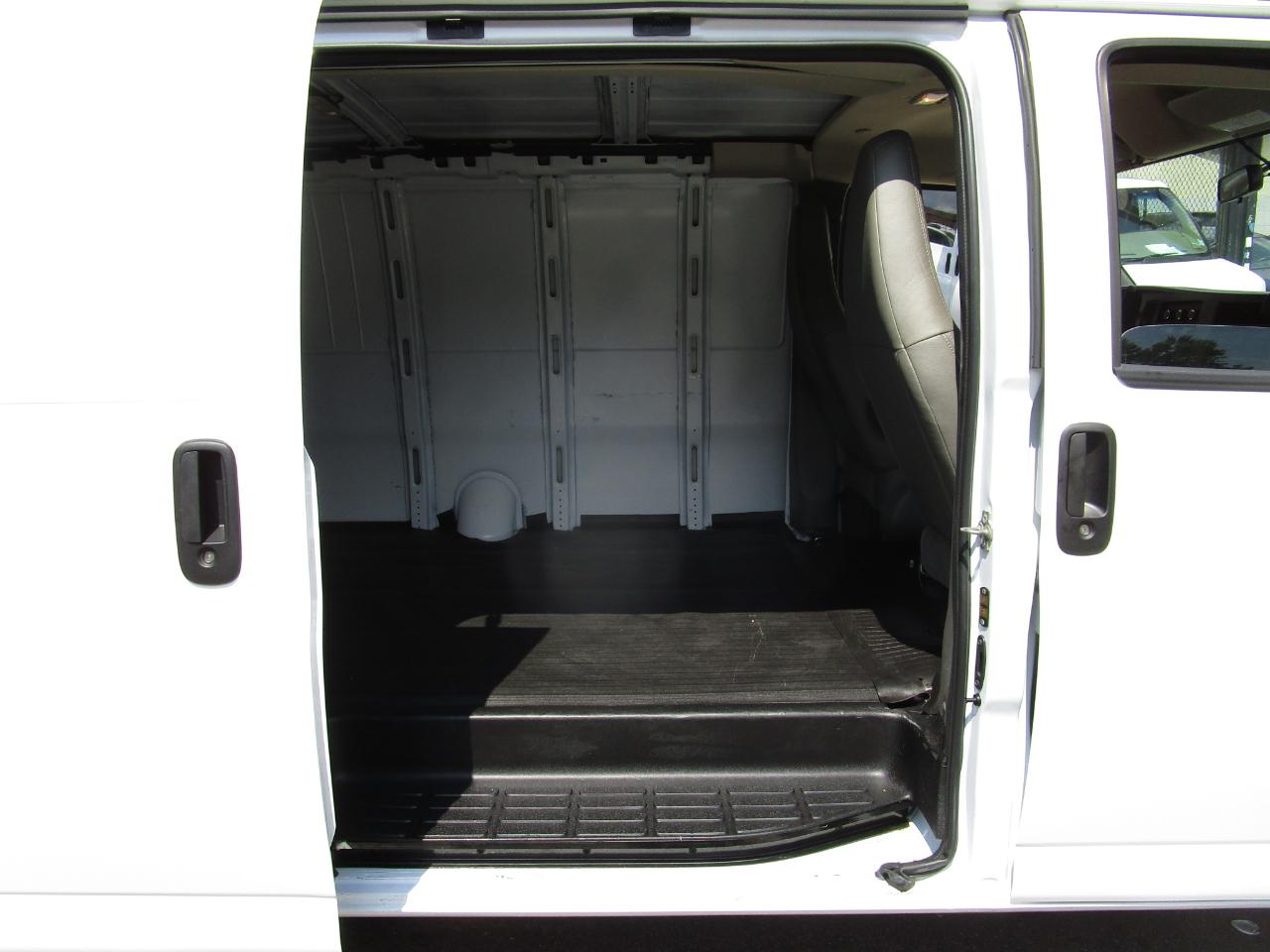 Chevrolet Express Cargo Van RWD 3500 155" 2025