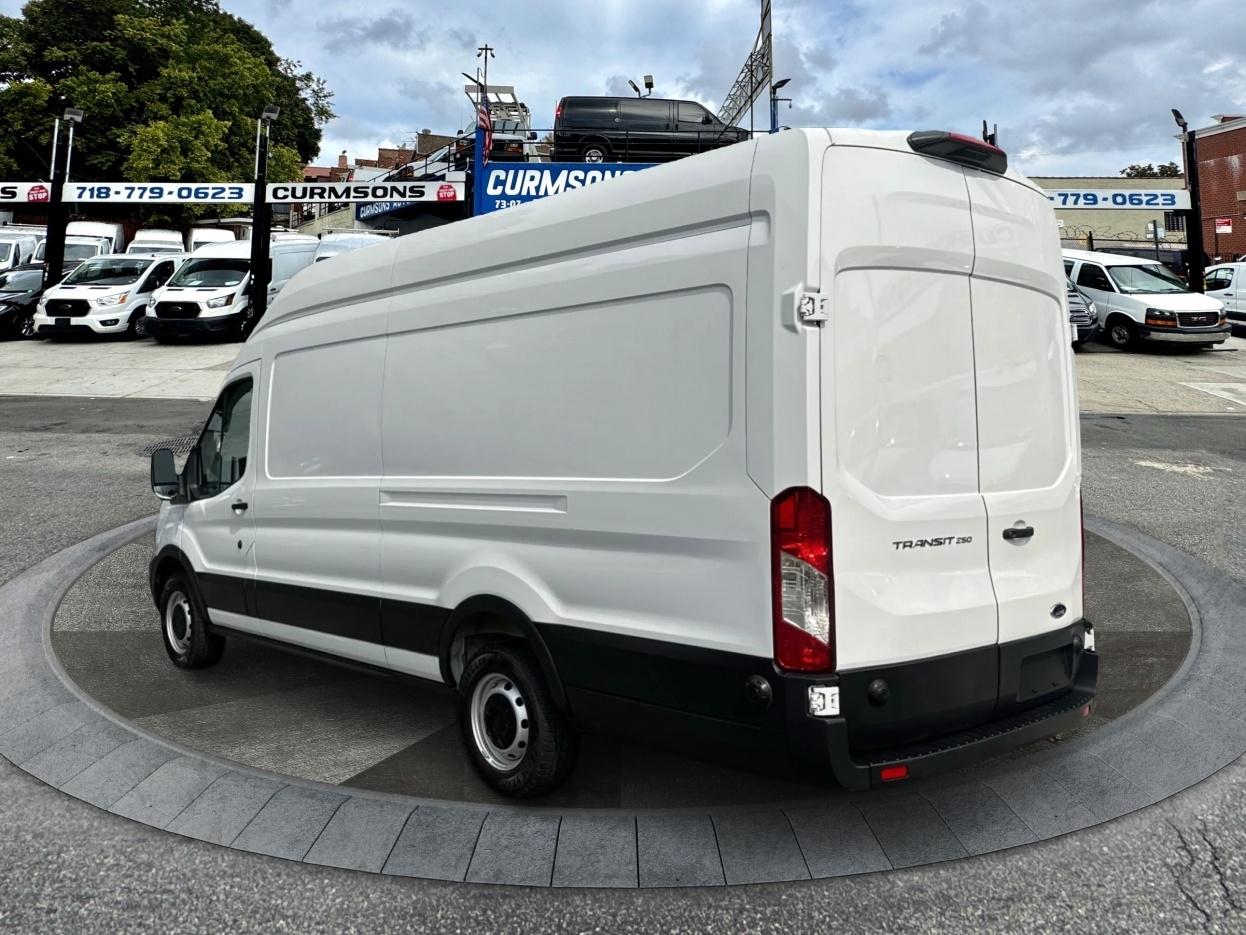 Ford Transit Cargo Van T-250 148" EL Hi Rf 9070 GVWR RWD 2025