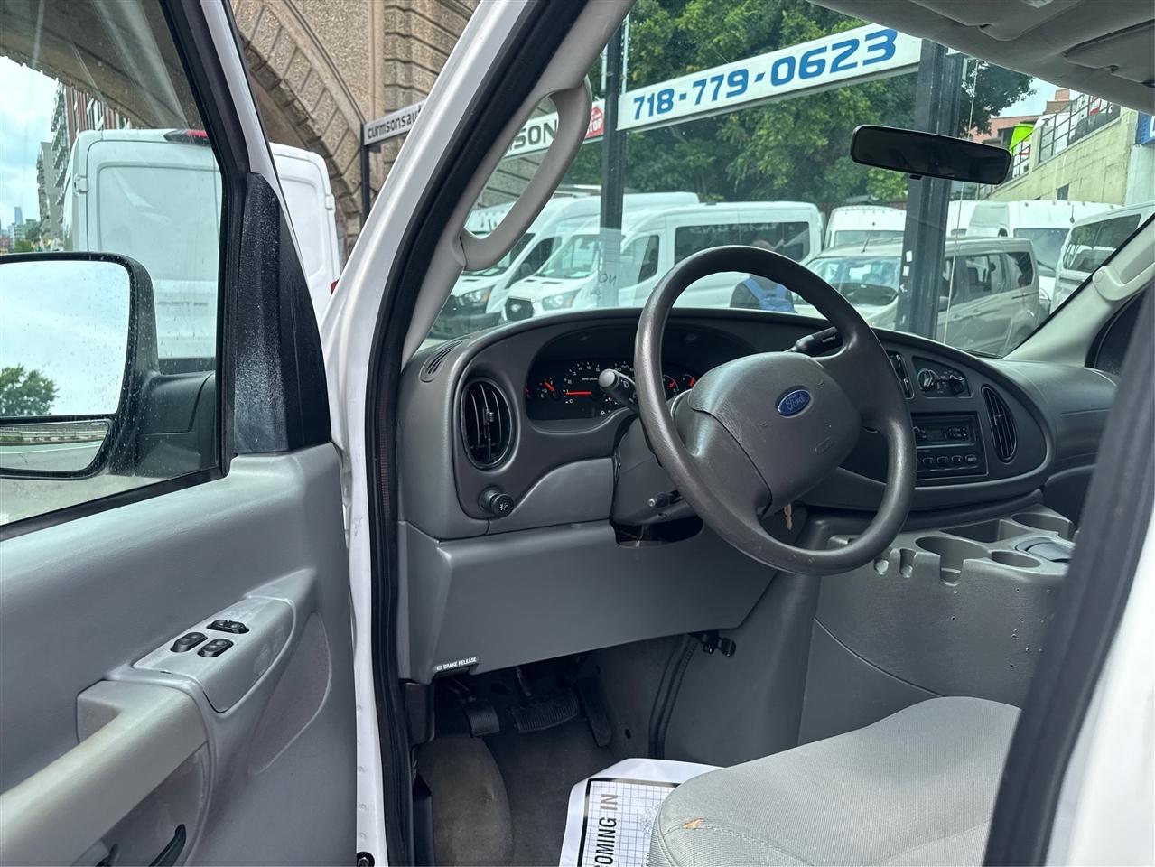 Ford Econoline Wagon E-350 Super Duty XL 2005