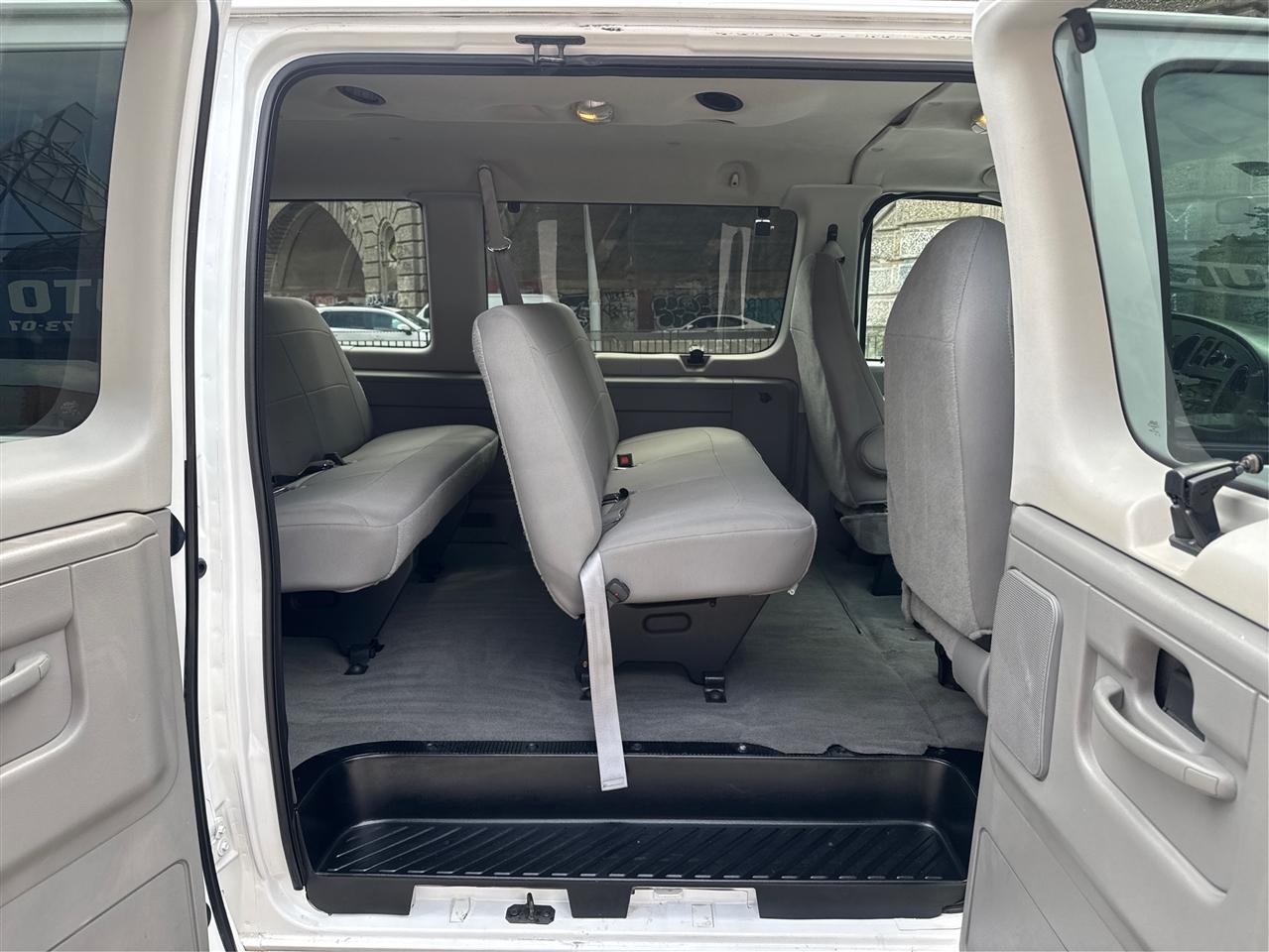 Ford Econoline Wagon E-350 Super Duty XL 2005