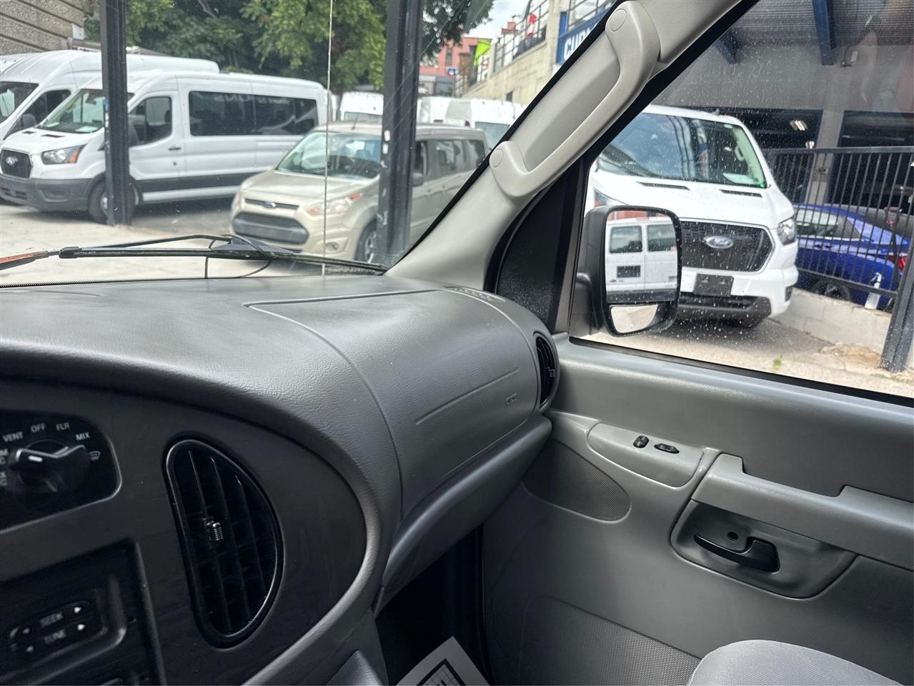 Ford Econoline Wagon E-350 Super Duty XL 2005
