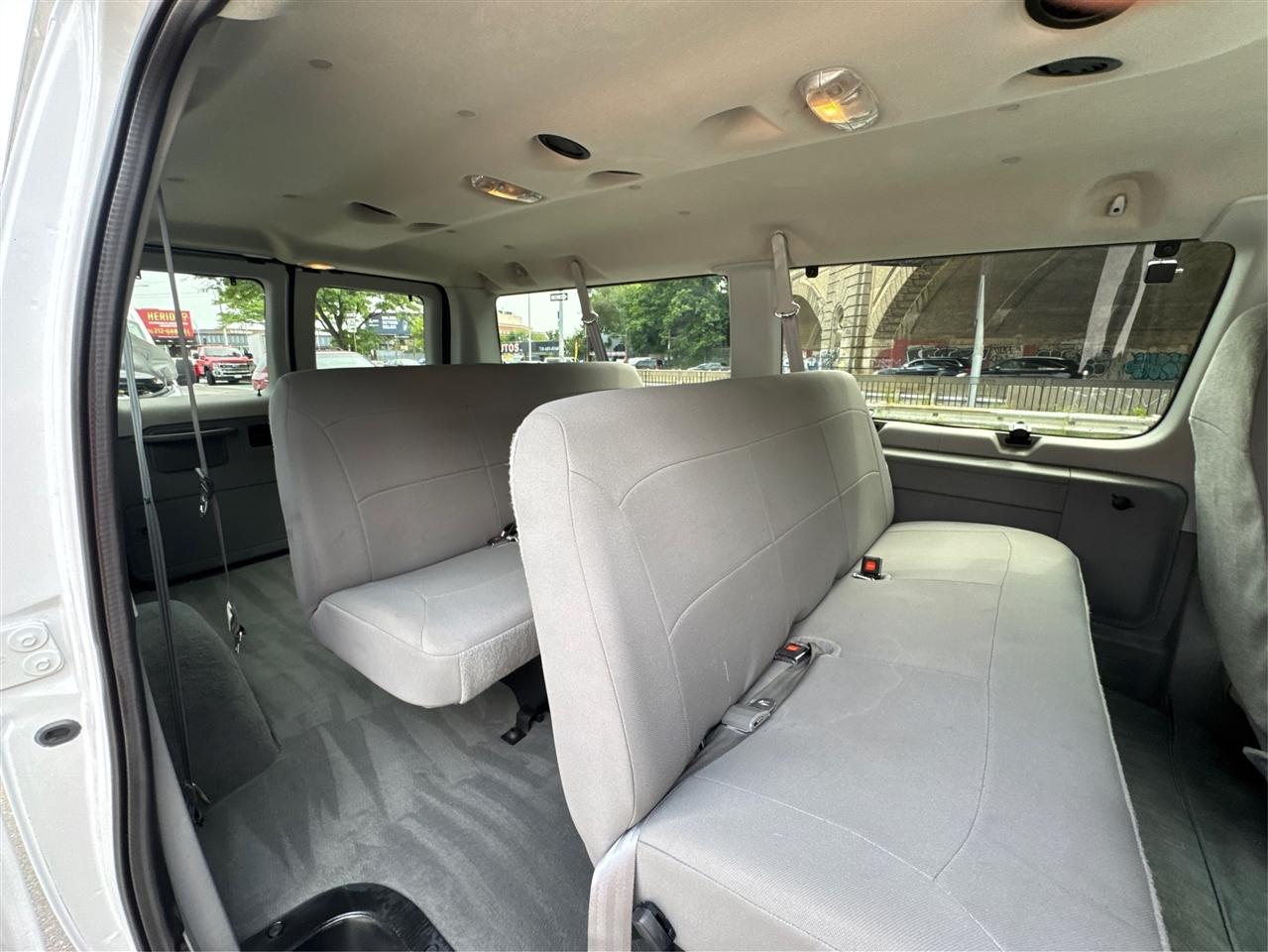 Ford Econoline Wagon E-350 Super Duty XL 2005
