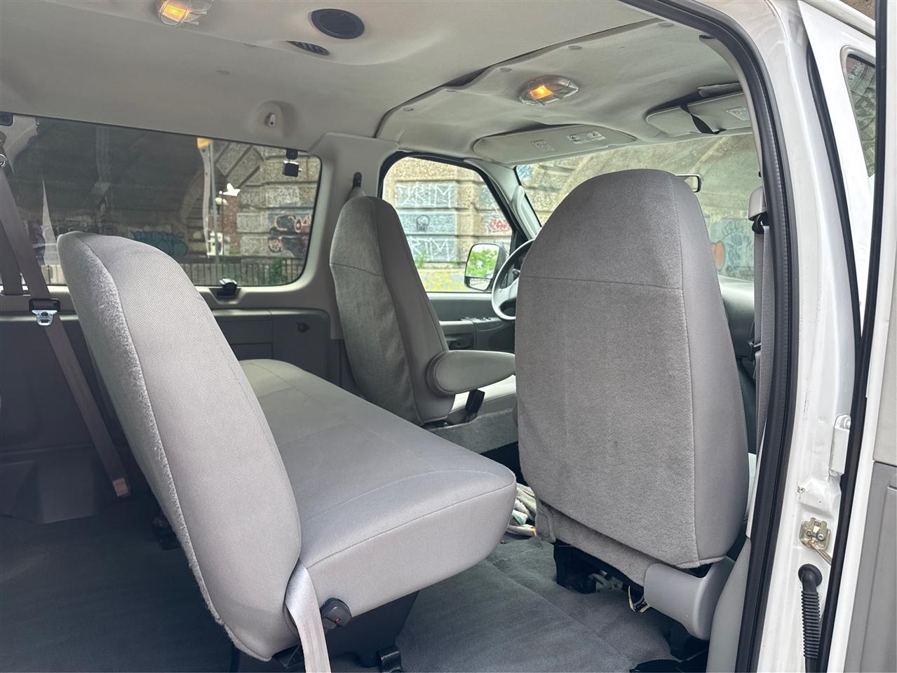 Ford Econoline Wagon E-350 Super Duty XL 2005
