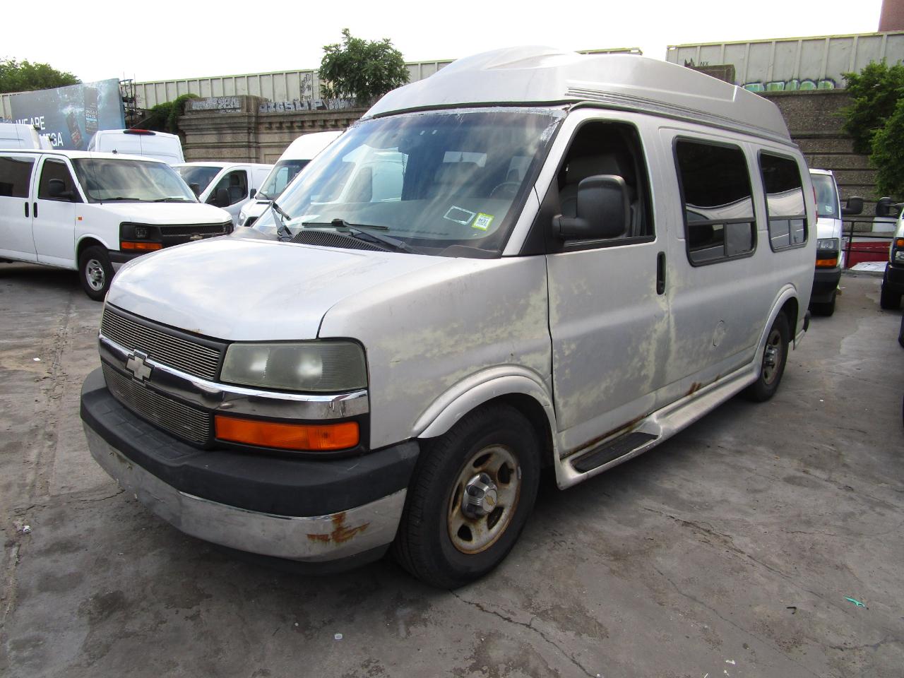 Chevrolet Express Passenger 1500 135" WB RWD 2004