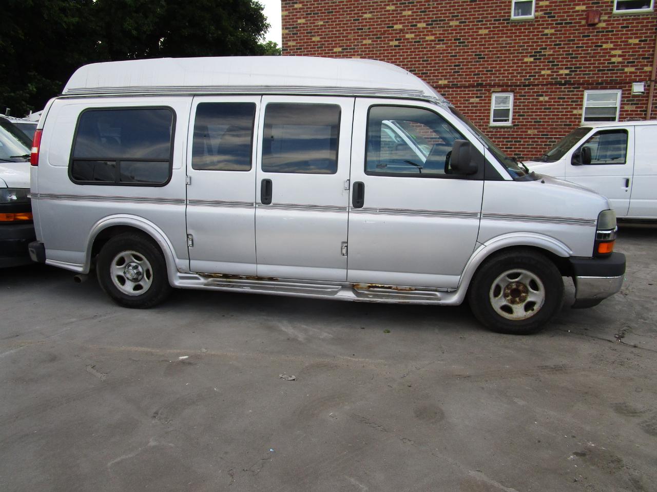 Chevrolet Express Passenger 1500 135" WB RWD 2004