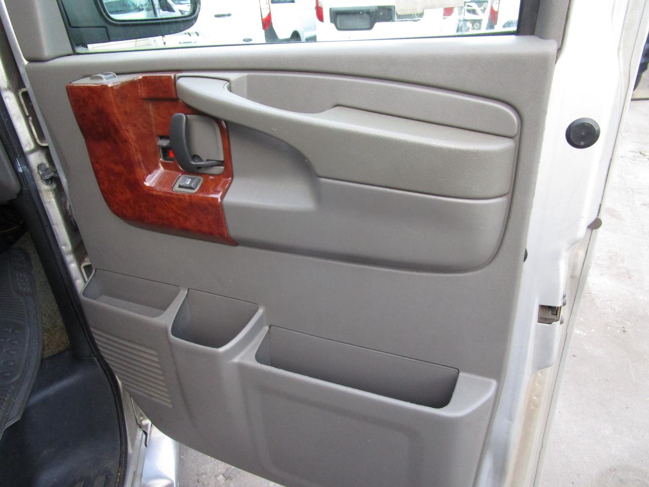 Chevrolet Express Passenger 1500 135" WB RWD 2004