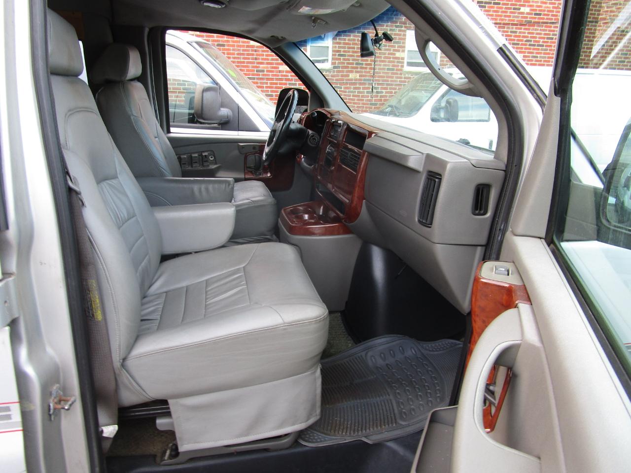 Chevrolet Express Passenger 1500 135" WB RWD 2004