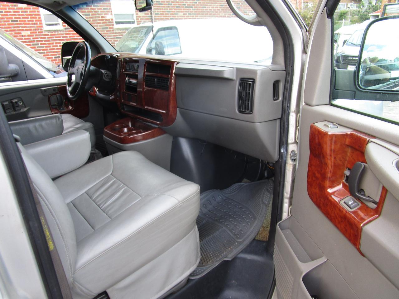 Chevrolet Express Passenger 1500 135" WB RWD 2004