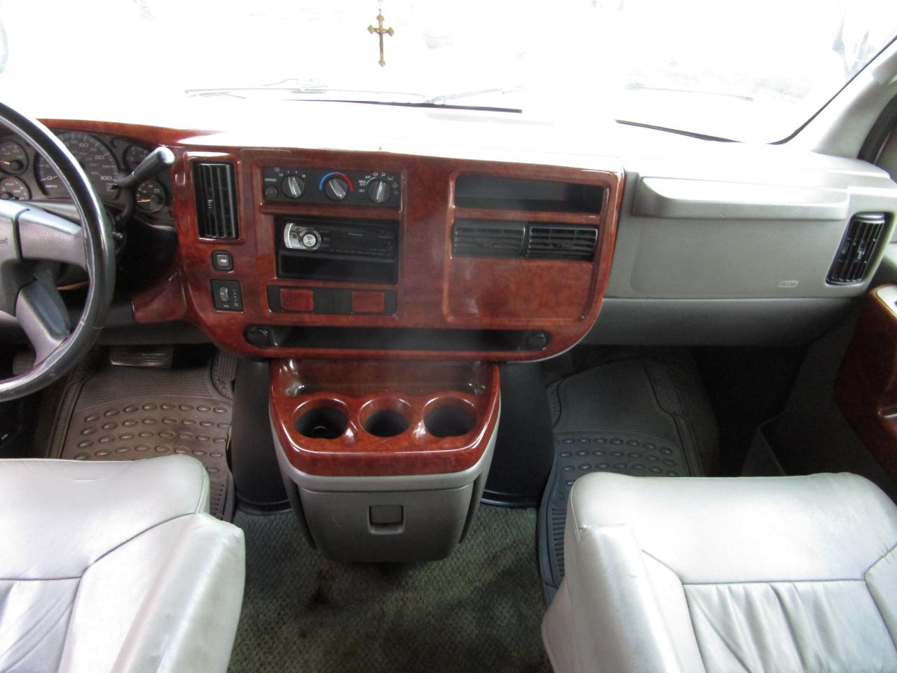 Chevrolet Express Passenger 1500 135" WB RWD 2004