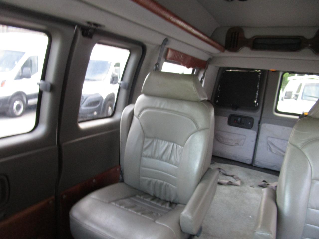 Chevrolet Express Passenger 1500 135" WB RWD 2004