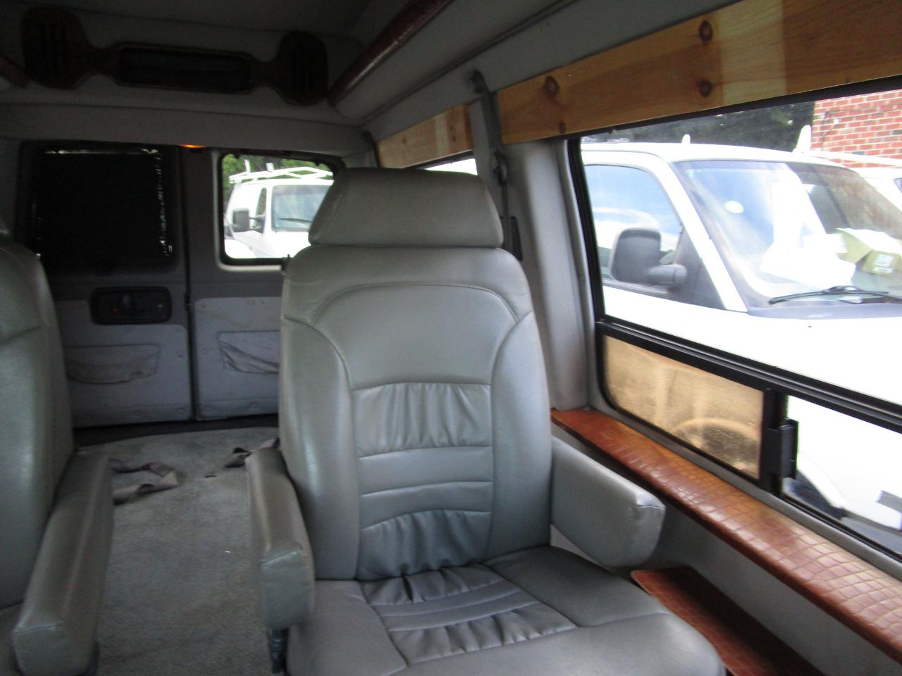 Chevrolet Express Passenger 1500 135" WB RWD 2004