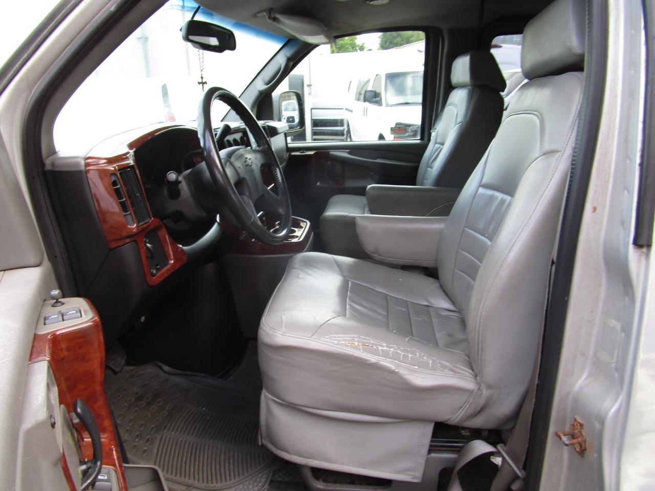 Chevrolet Express Passenger 1500 135" WB RWD 2004