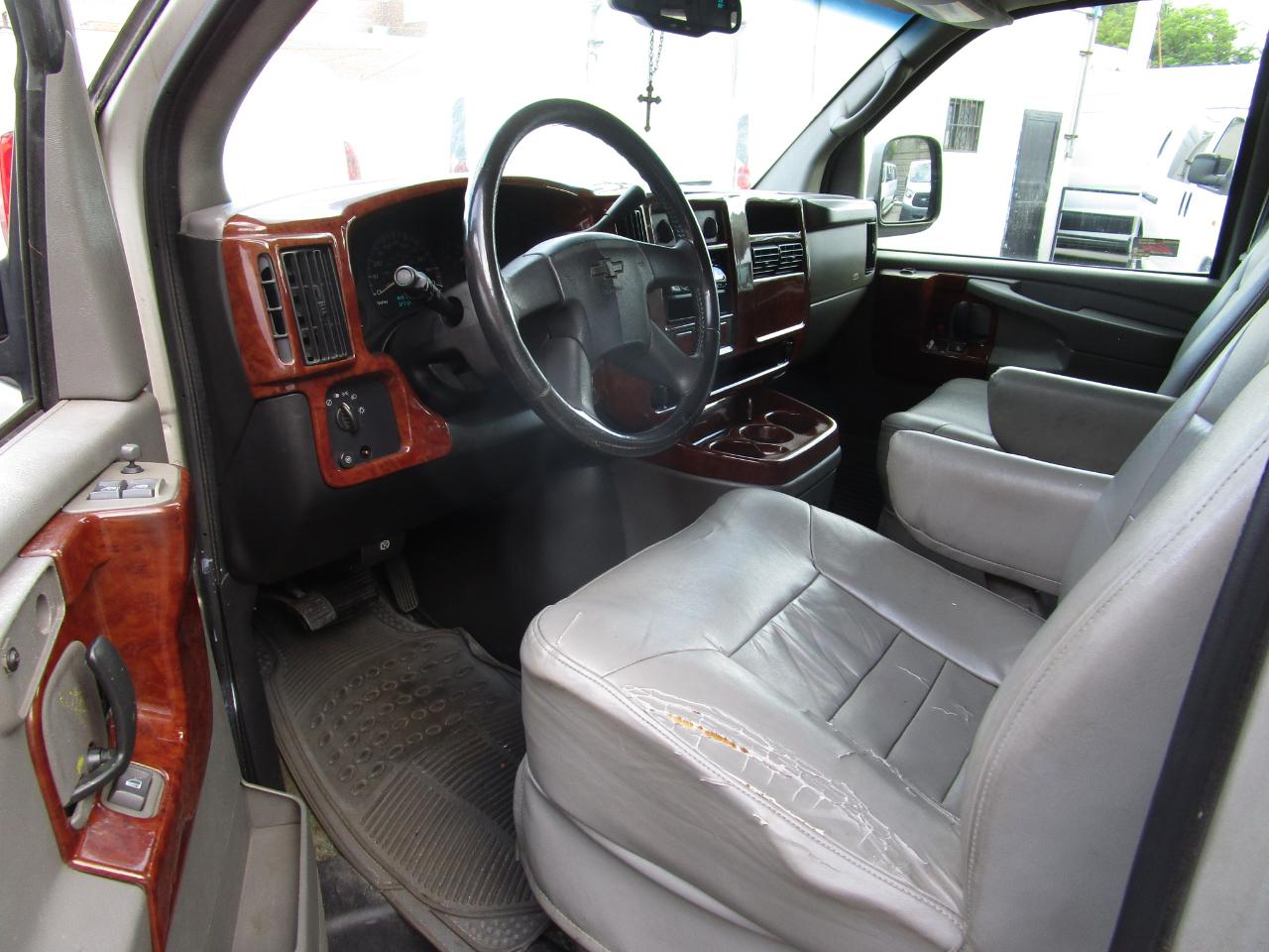 Chevrolet Express Passenger 1500 135" WB RWD 2004