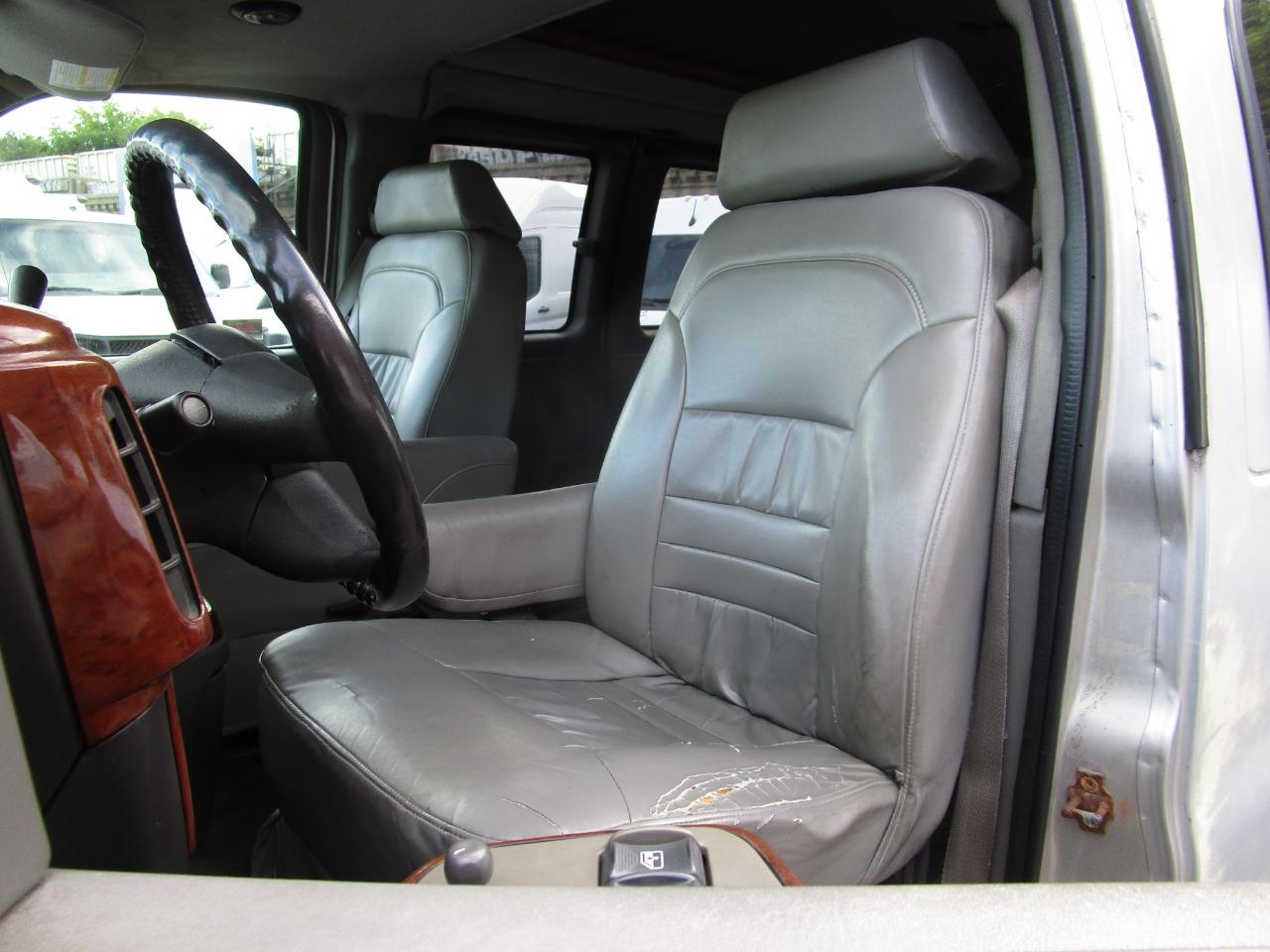 Chevrolet Express Passenger 1500 135" WB RWD 2004