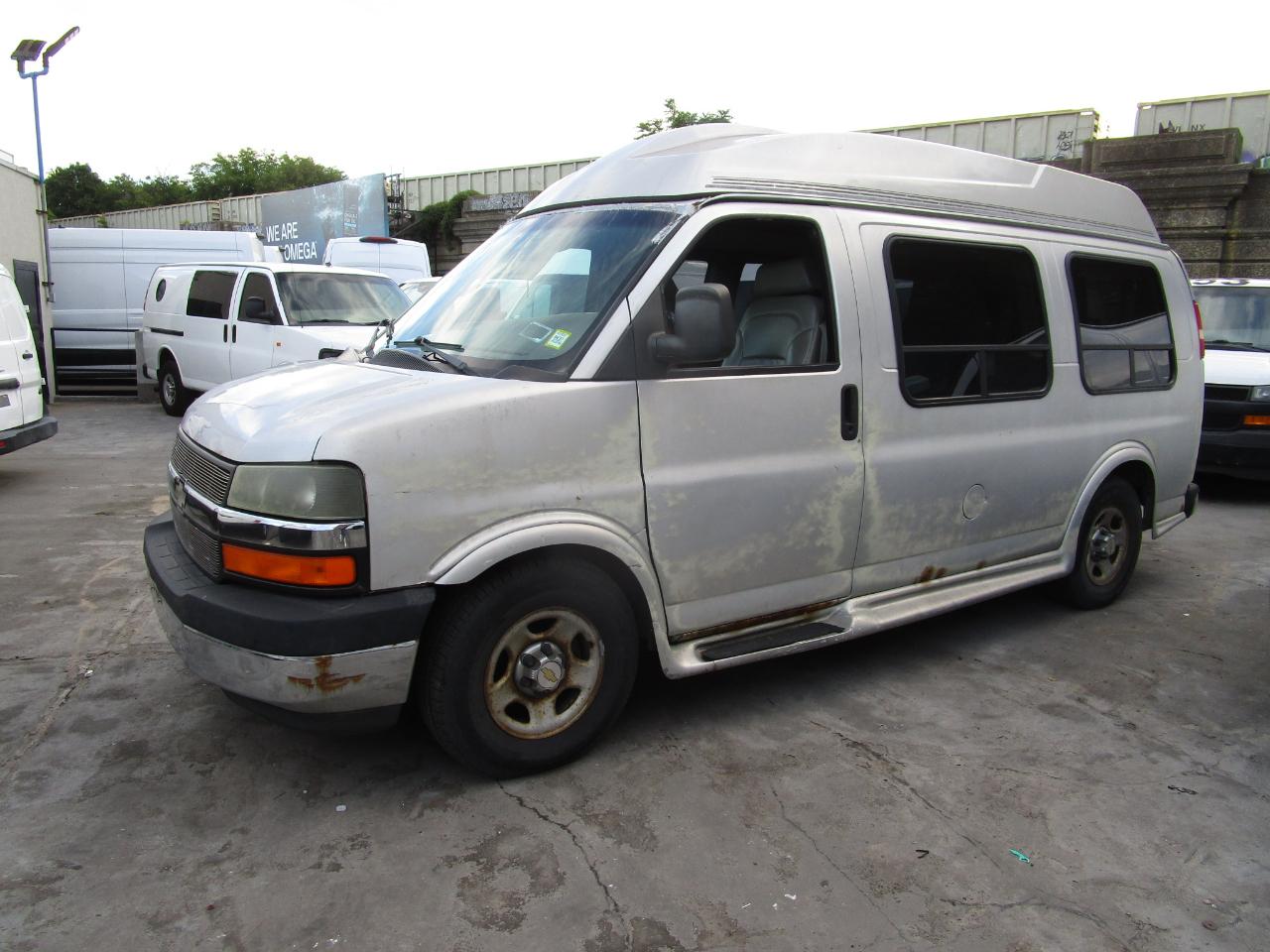 Chevrolet Express Passenger 1500 135" WB RWD 2004