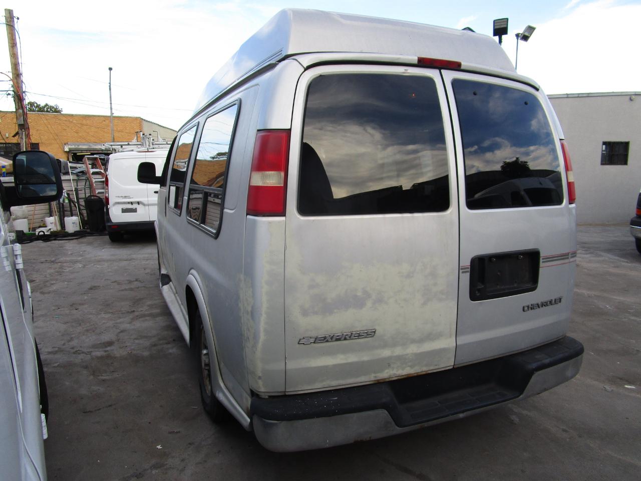 Chevrolet Express Passenger 1500 135" WB RWD 2004