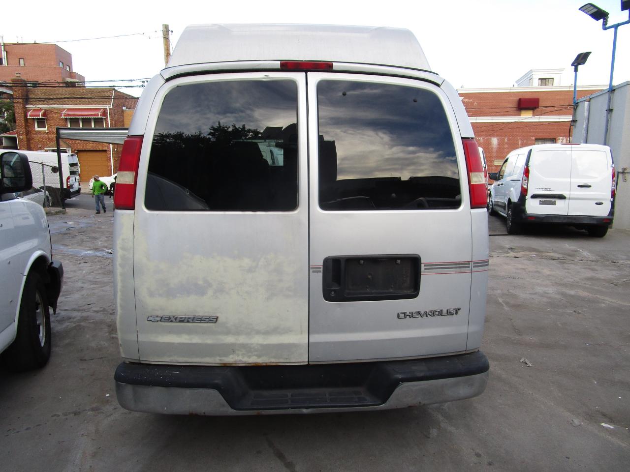 Chevrolet Express Passenger 1500 135" WB RWD 2004