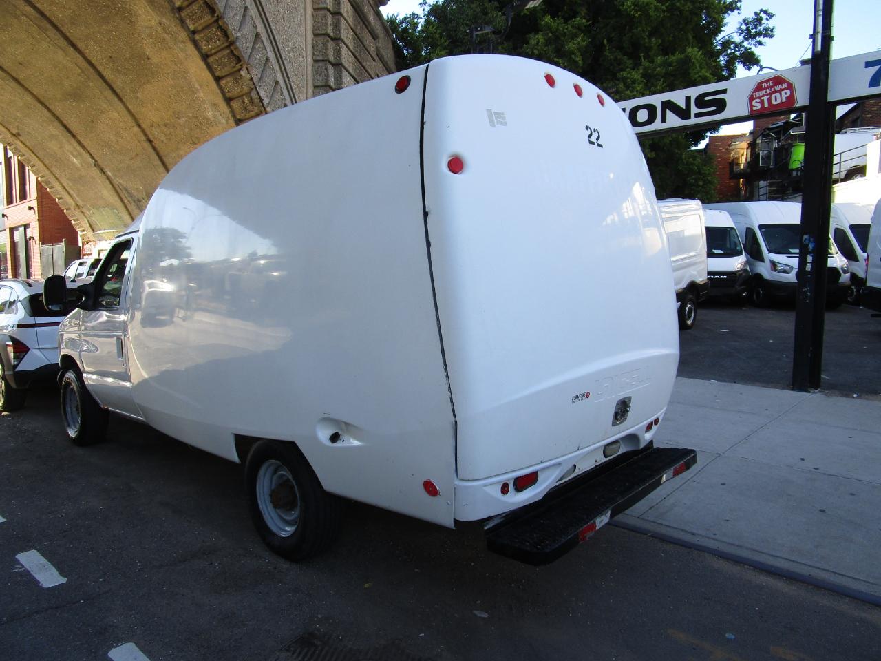 Ford Econoline Commercial Cutaway E-350 Super Duty 138" WB SRW 2005
