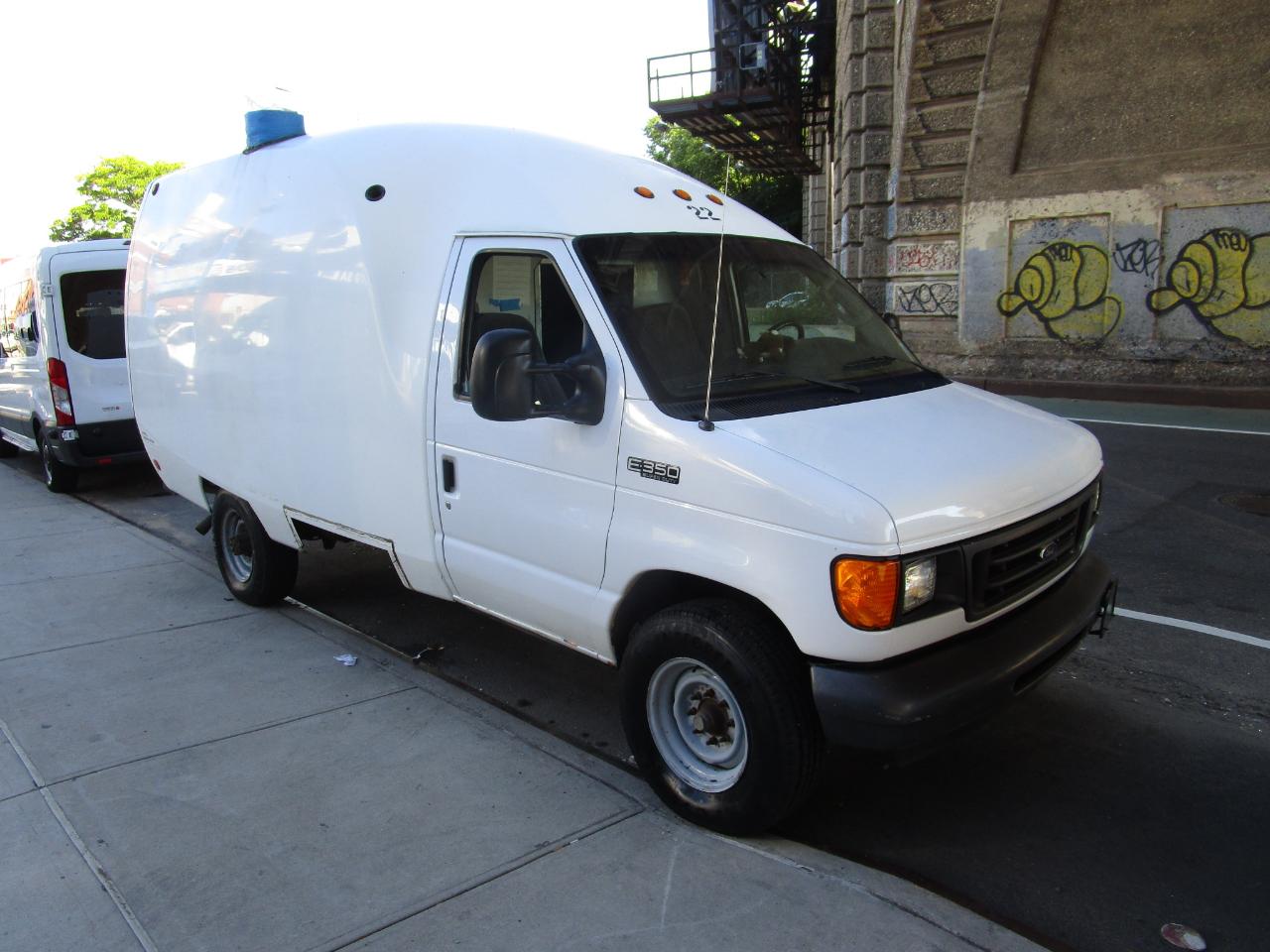 Ford Econoline Commercial Cutaway E-350 Super Duty 138" WB SRW 2005