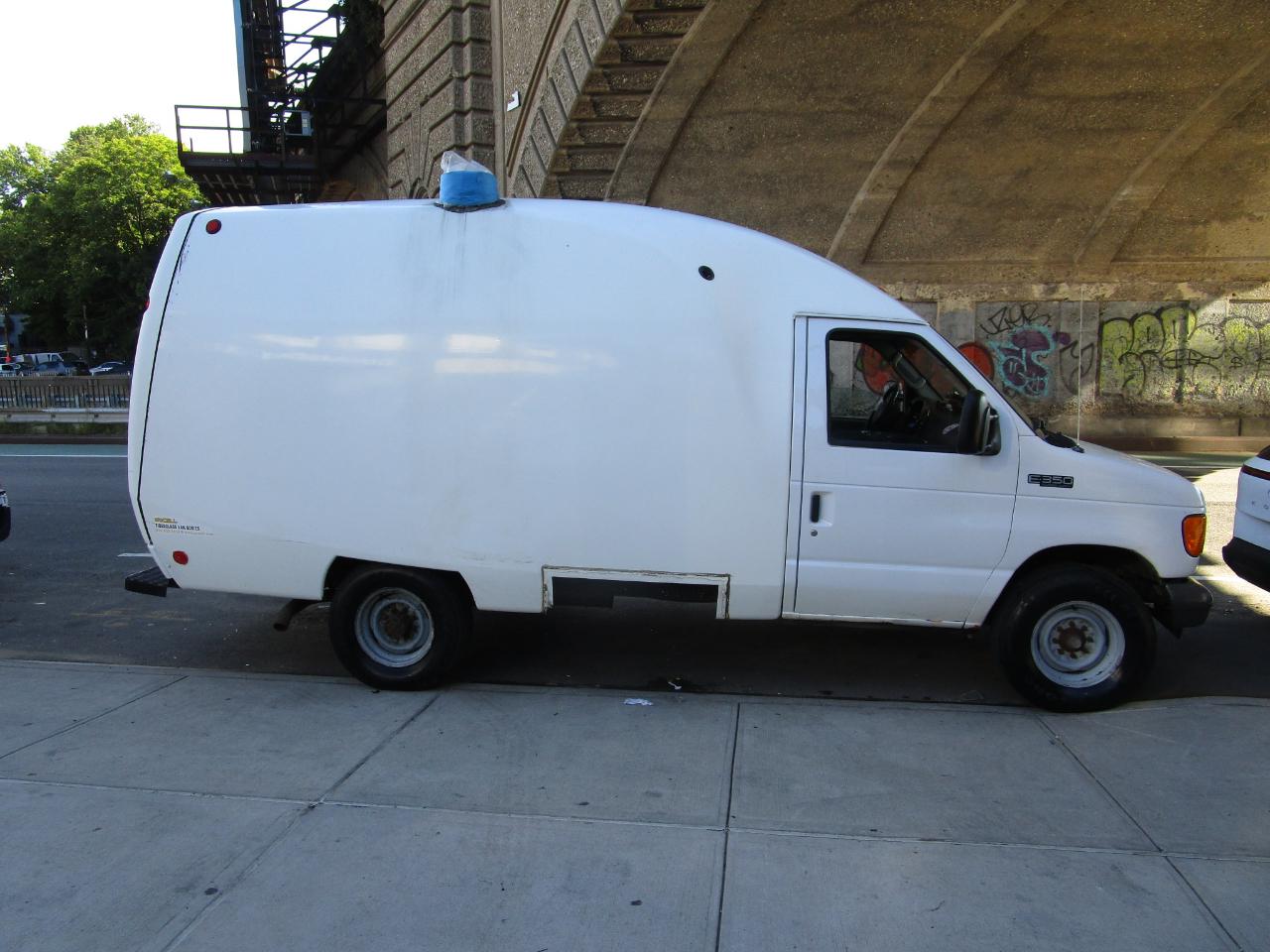 Ford Econoline Commercial Cutaway E-350 Super Duty 138" WB SRW 2005
