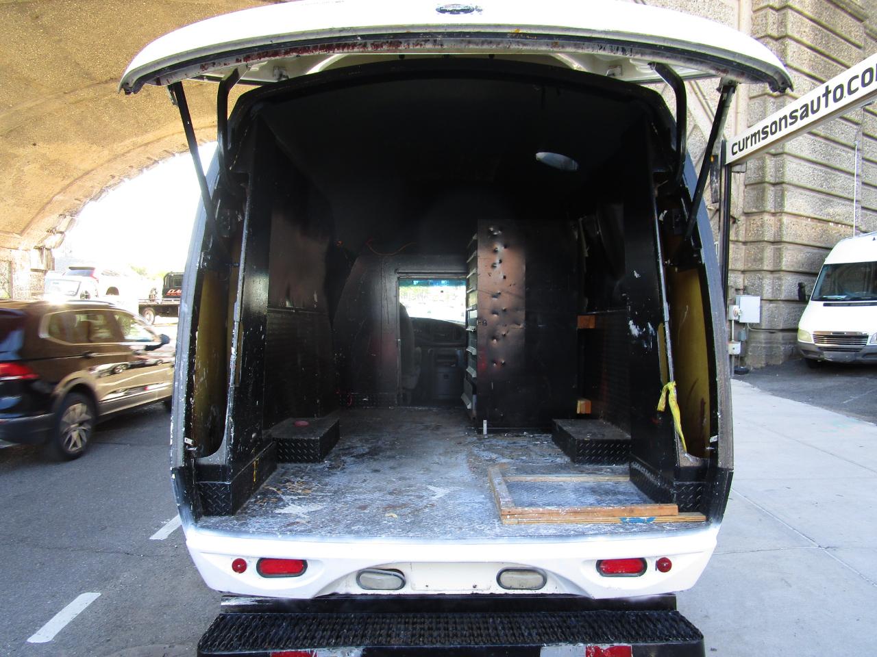Ford Econoline Commercial Cutaway E-350 Super Duty 138" WB SRW 2005