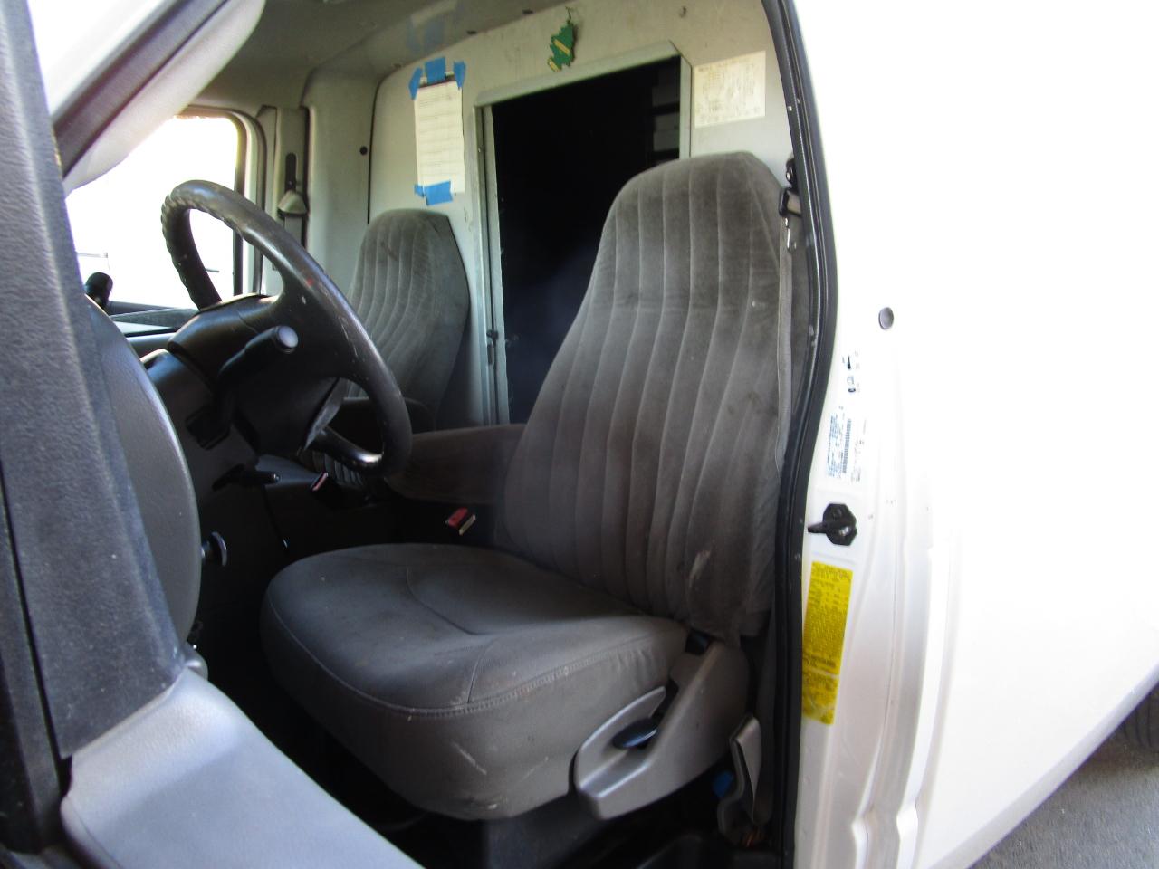 Ford Econoline Commercial Cutaway E-350 Super Duty 138" WB SRW 2005