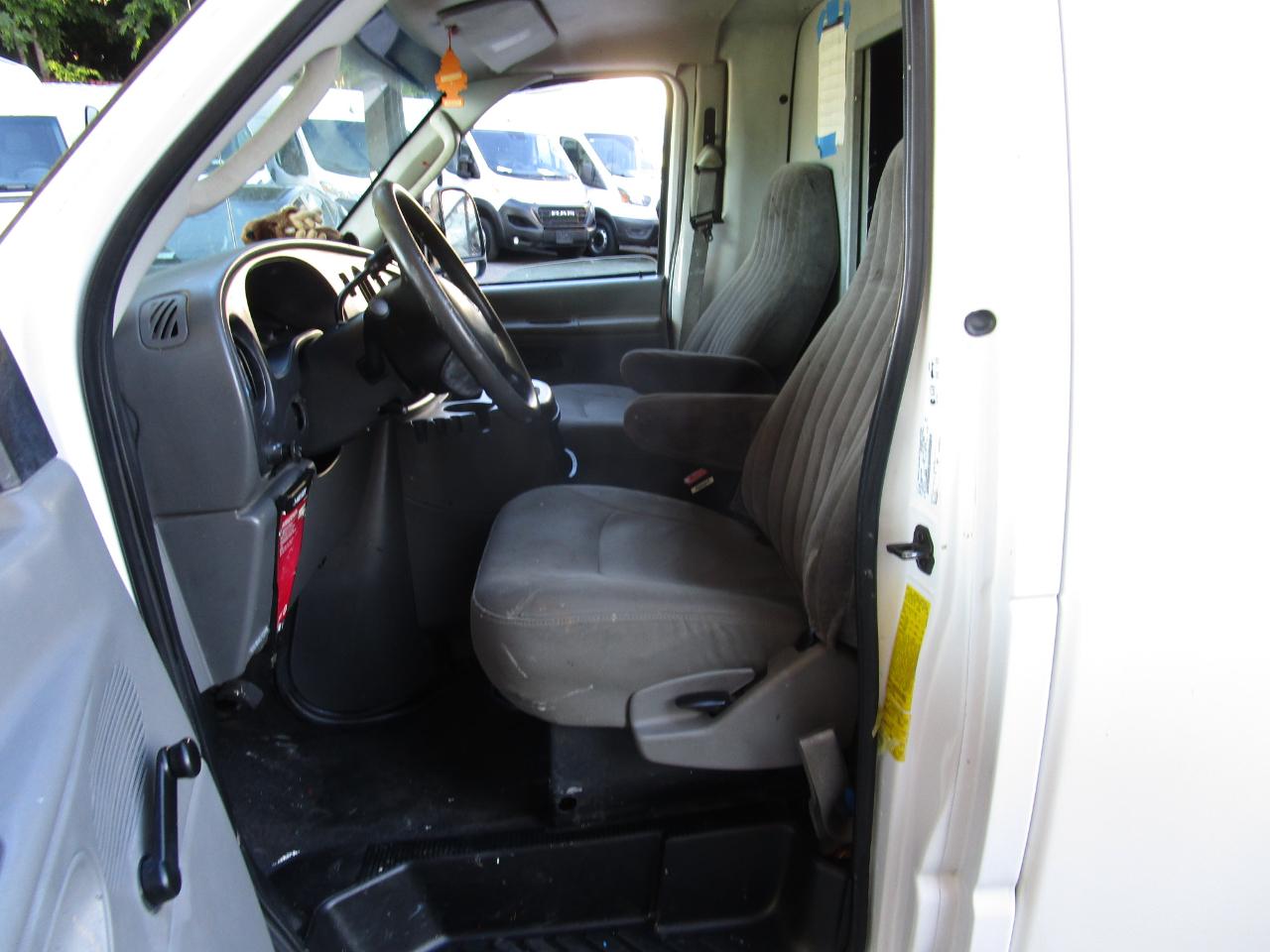 Ford Econoline Commercial Cutaway E-350 Super Duty 138" WB SRW 2005