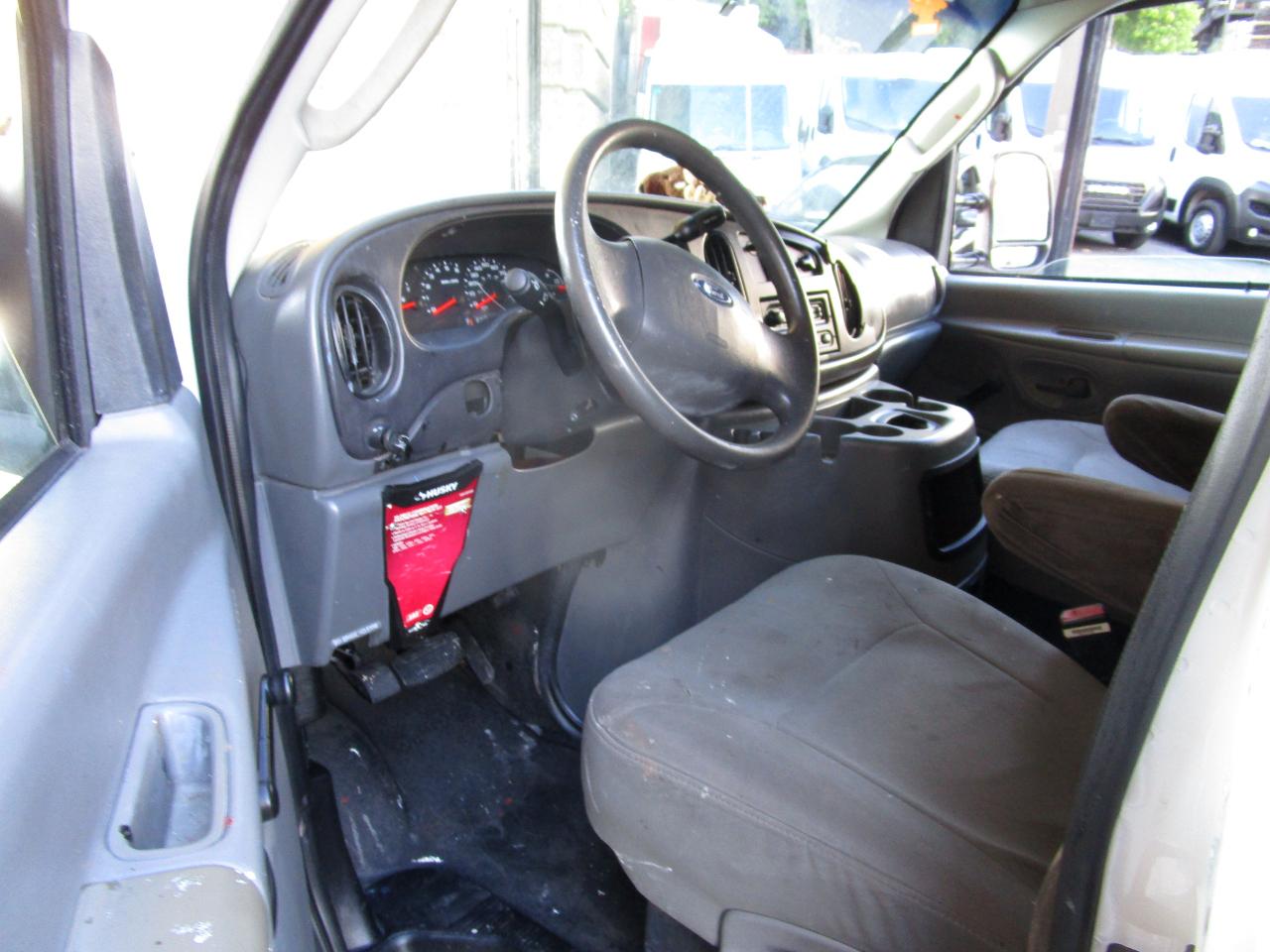 Ford Econoline Commercial Cutaway E-350 Super Duty 138" WB SRW 2005