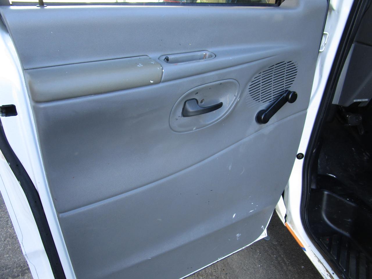 Ford Econoline Commercial Cutaway E-350 Super Duty 138" WB SRW 2005