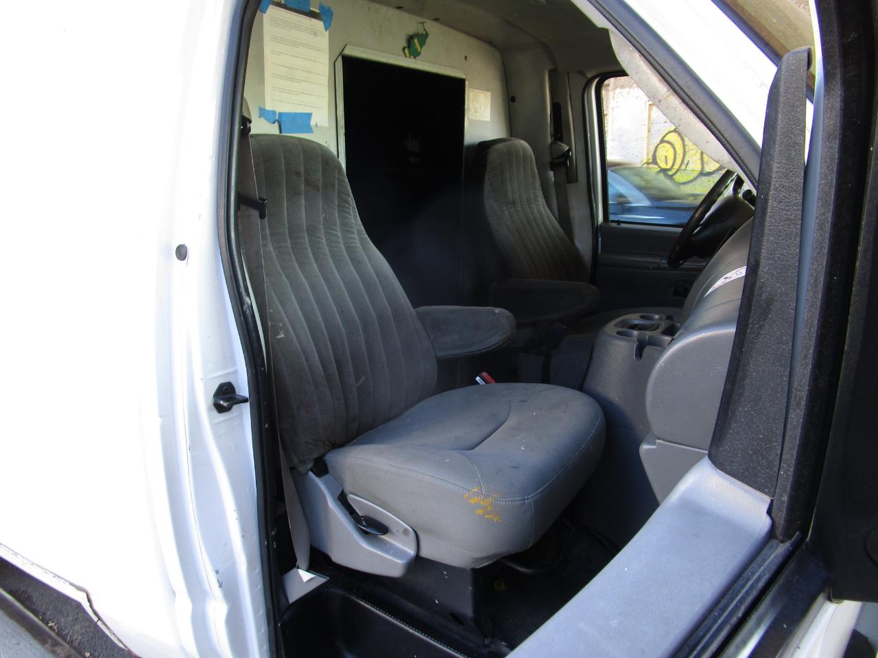 Ford Econoline Commercial Cutaway E-350 Super Duty 138" WB SRW 2005