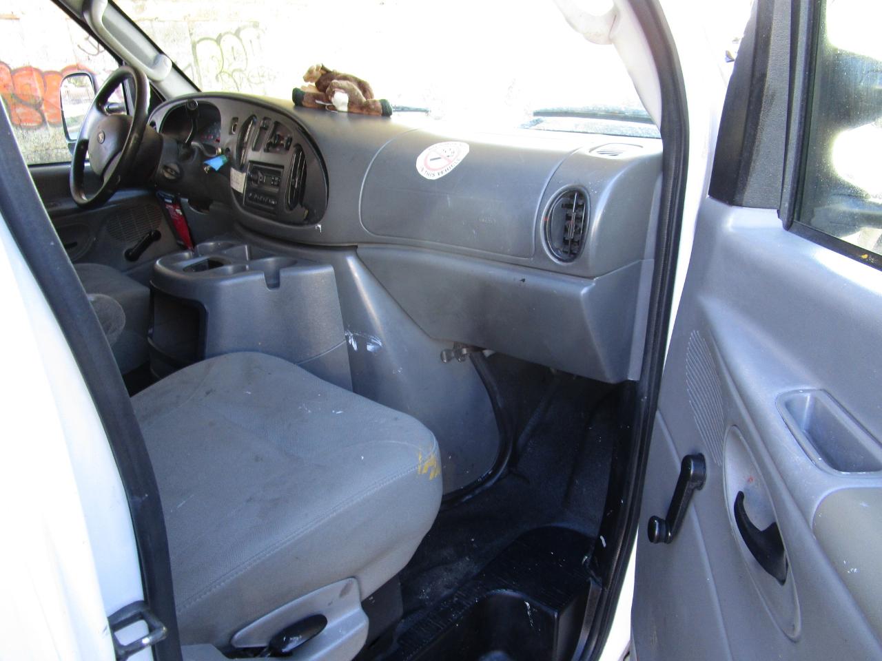 Ford Econoline Commercial Cutaway E-350 Super Duty 138" WB SRW 2005
