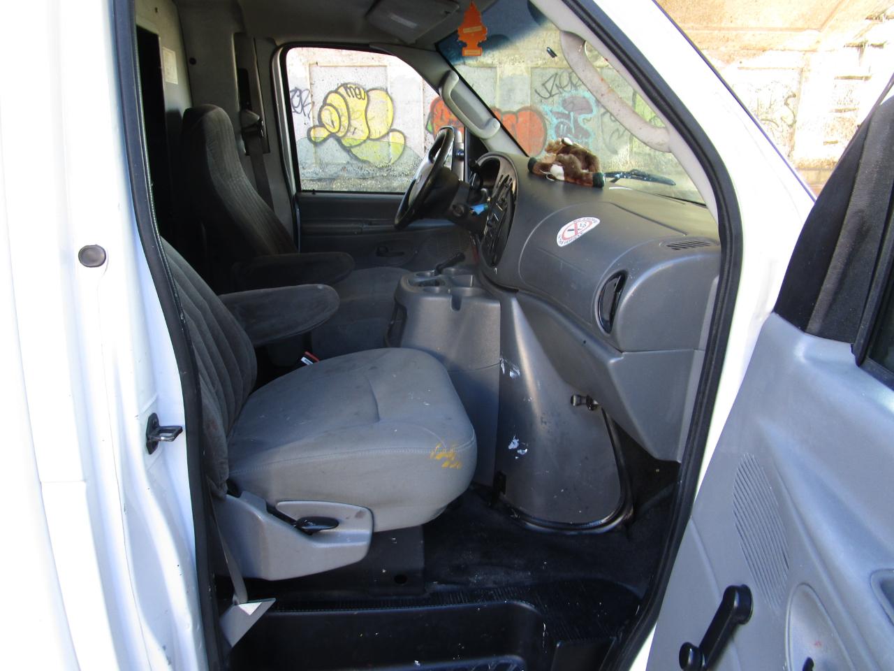 Ford Econoline Commercial Cutaway E-350 Super Duty 138" WB SRW 2005