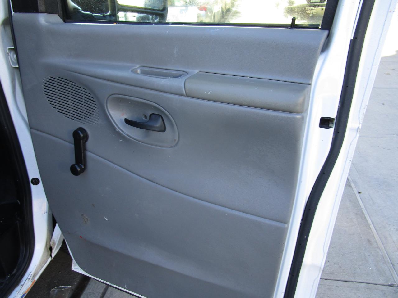 Ford Econoline Commercial Cutaway E-350 Super Duty 138" WB SRW 2005