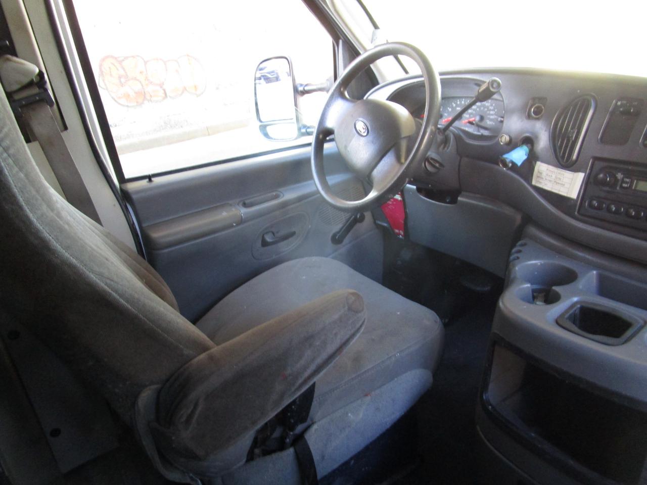 Ford Econoline Commercial Cutaway E-350 Super Duty 138" WB SRW 2005