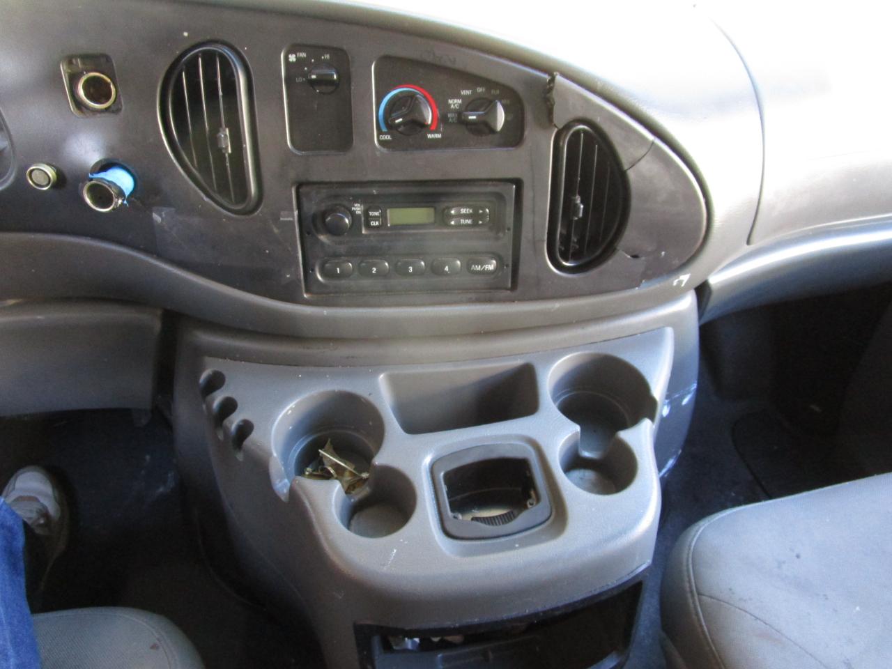 Ford Econoline Commercial Cutaway E-350 Super Duty 138" WB SRW 2005